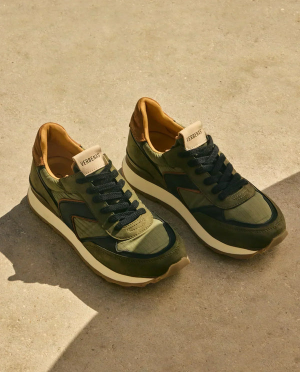 So kombinierst du Sneaker mit einem Anzug: Ein Leitfaden für einen Smart-Casual-Look